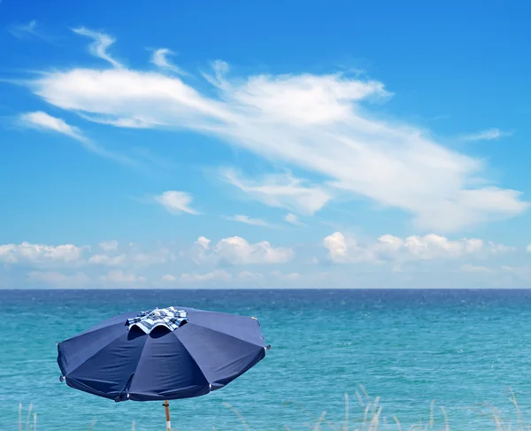 Blauwe parasol — Stockfoto