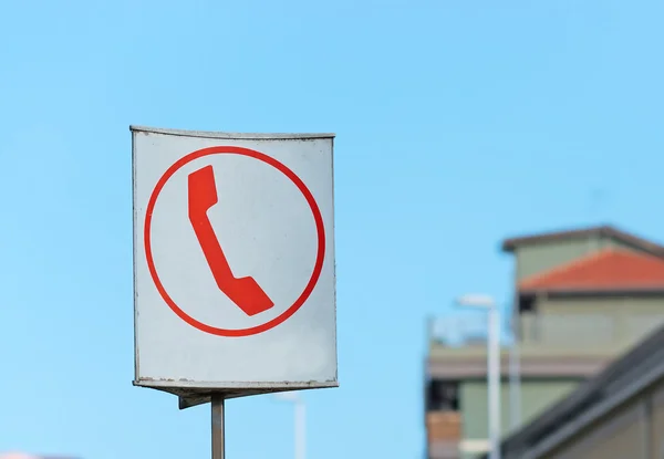 Telefoon zingen in de straat — Stockfoto