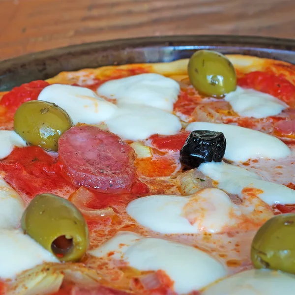 Pizza z oliwkami — Zdjęcie stockowe