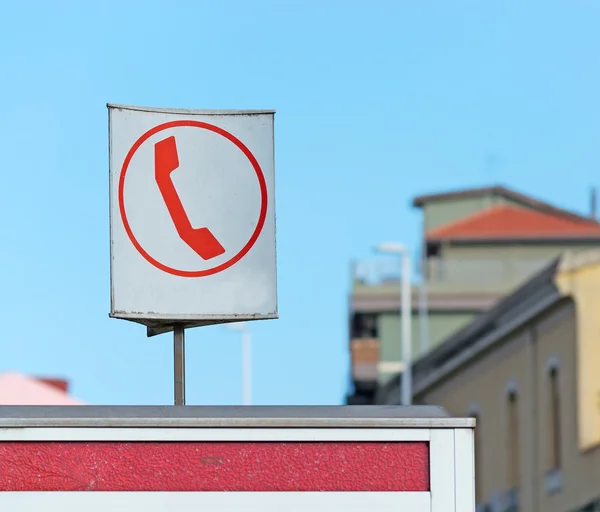 Telefoon zingen in de straat — Stockfoto