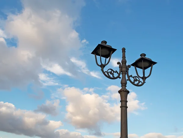 Lampy uliczne i chmury — Zdjęcie stockowe