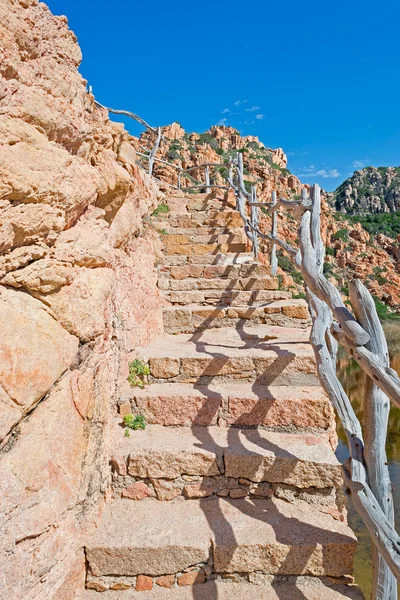 Scala rocciosa e cielo blu — Foto Stock