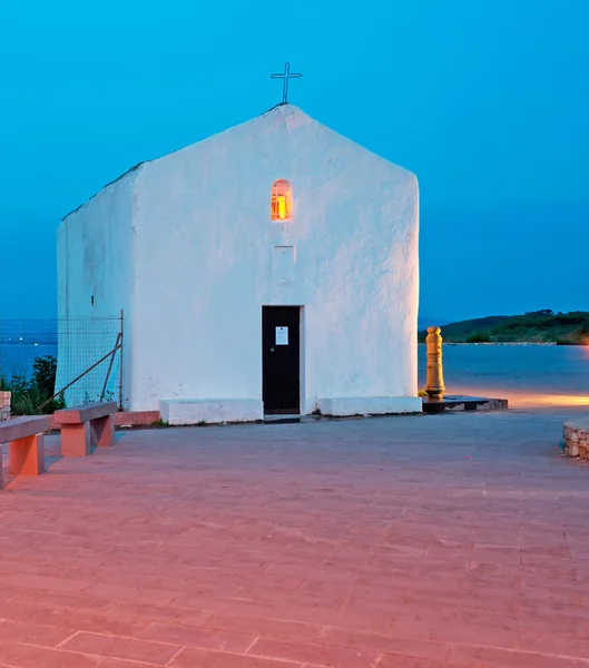 White chapel at dusk — Stock Photo, Image