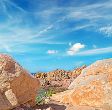 sarı taşlar ve bulutlar