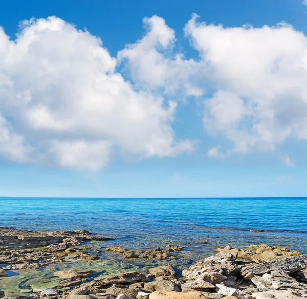 Rocas bajo las nubes — Foto de Stock