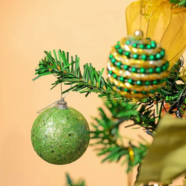 Bola verde de Navidad —  Fotos de Stock