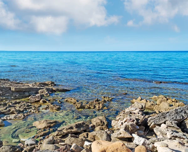 Rocas bajo las nubes —  Fotos de Stock