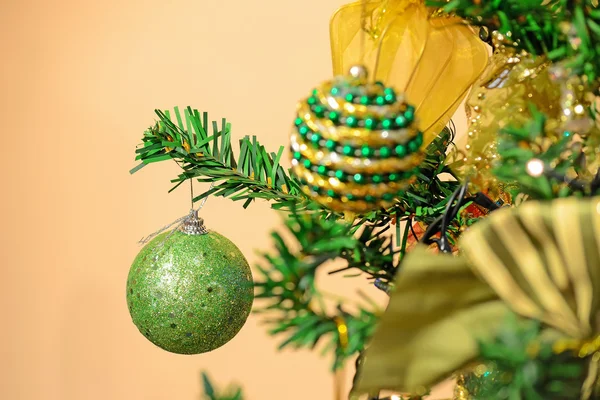 Groene kerstbal — Stockfoto