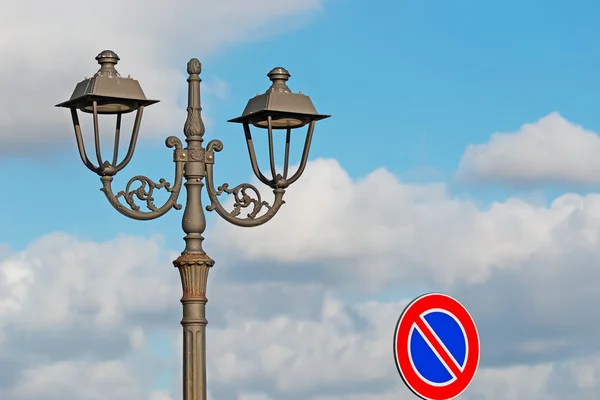 Luz de calle y señal de tráfico — Foto de Stock
