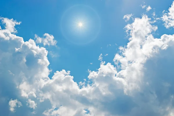 Солнце среди облаков — стоковое фото