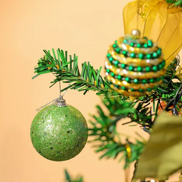 Grüne Weihnachtskugel — Stockfoto