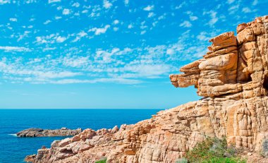 mavi deniz ve turuncu kaya