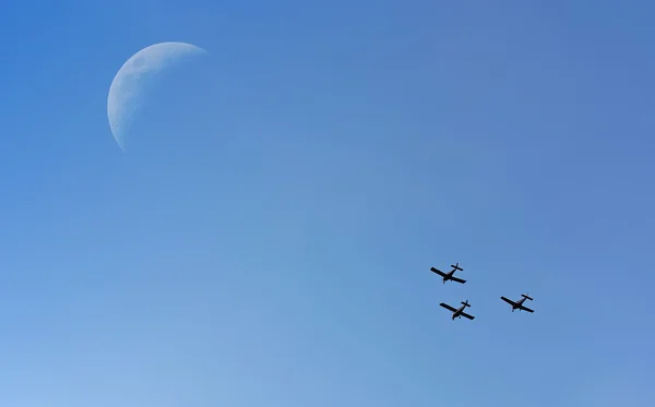 Flugzeuge und Mond — Stockfoto