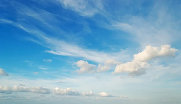 Nuages scéniques dans le ciel — Photo