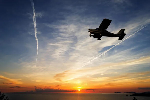 Fliegen bei Sonnenuntergang — Stockfoto