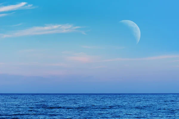 Księżyc i morze — Zdjęcie stockowe