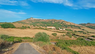 osilo mavi gökyüzü altında