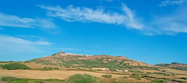 Osilo sotto un cielo blu — Foto Stock