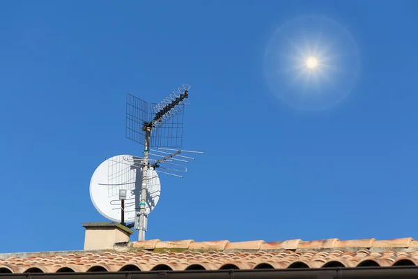 TV-antenne en zon — Stockfoto