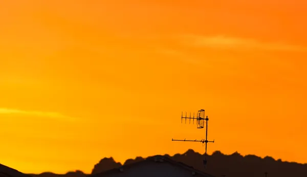 アンテナとオレンジ色の夕日 — ストック写真