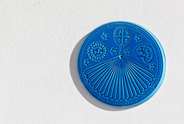 Голубые солнечные часы — стоковое фото