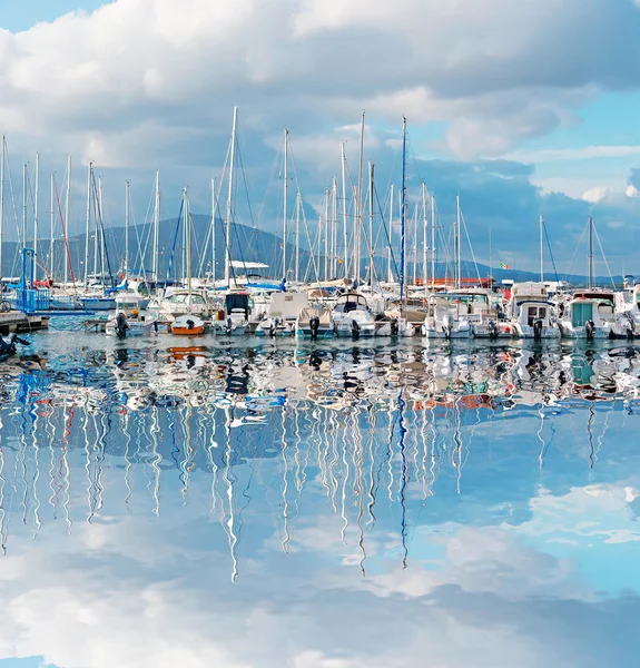 Barcos reflexão — Fotografia de Stock