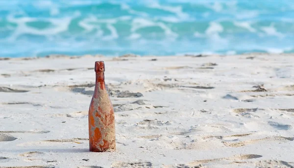 Bottle by the shore — Stock Photo, Image