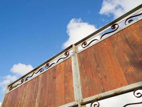 Nubes sobre una puerta de madera —  Fotos de Stock