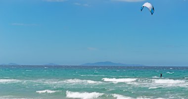 kitesurfer ve dalga