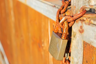 Kapının asma kilit