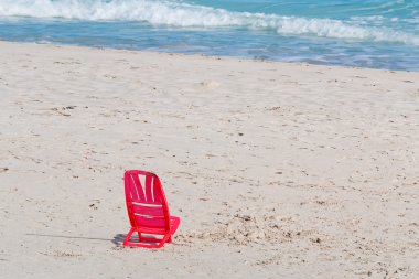 la pelosa içinde kırmızı sandalye