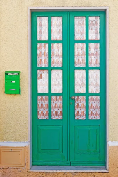 Tür und Briefkasten — Stockfoto