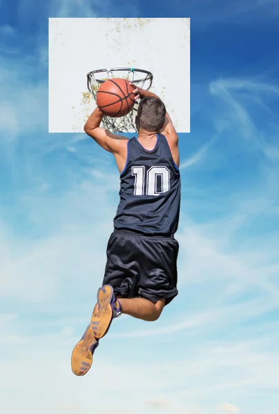 Dunking in the sky — Stock Photo, Image