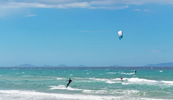 Kitesurfers mavi gökyüzü altında — Stok fotoğraf