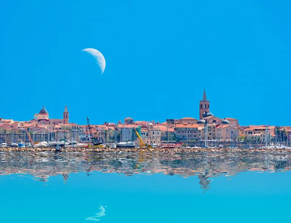 Alghero içinde moon — Stok fotoğraf