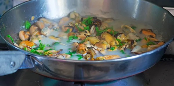 Mussels and parsley — Stock Photo, Image