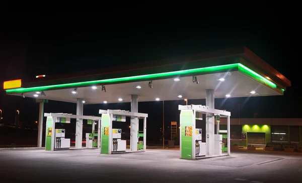 Posto de gasolina à noite Imagens Royalty-Free