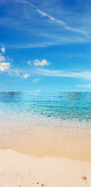 Spiaggia sabbiosa e nuvole — Foto Stock