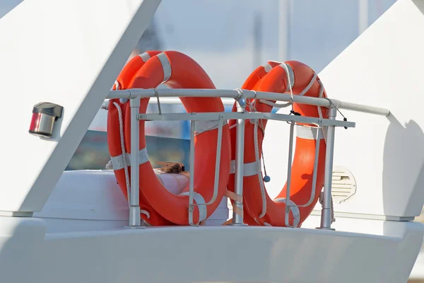 Zwei Rettungsringe — Stockfoto