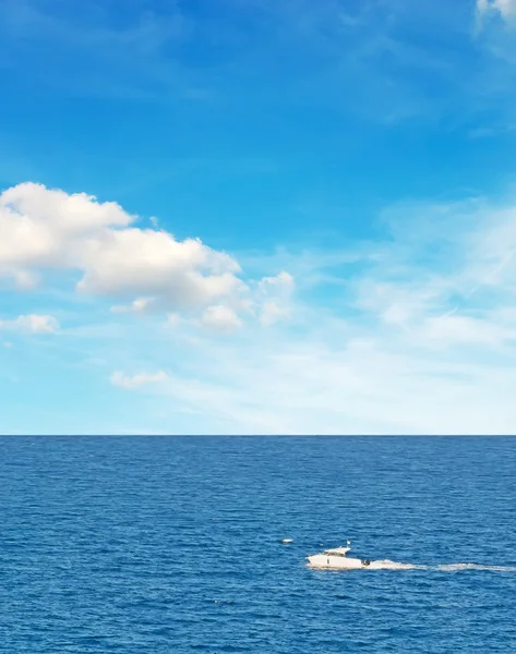Motorboot und weiße Wolken — Stockfoto
