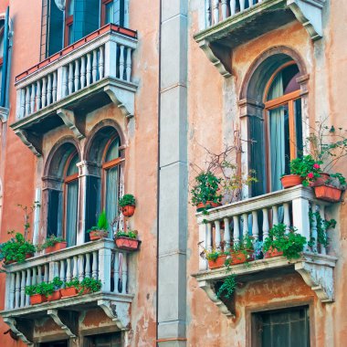 eski bir balkon
