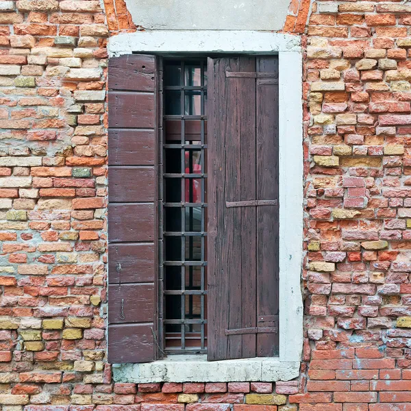 Venster en bakstenen — Stockfoto