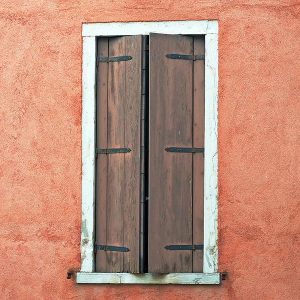 Kırmızı bir duvar penceresinde — Stok fotoğraf