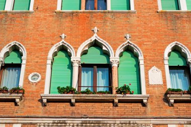 turuncu duvar ve windows