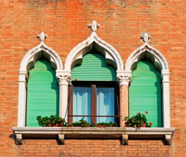 turuncu duvar ve windows