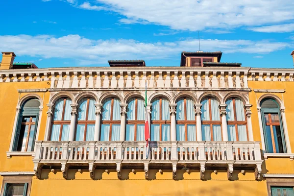 Nuages au-dessus du palais Franchetti — Photo