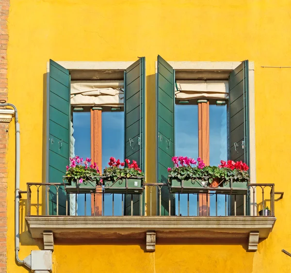 Bunte Fenster — Stockfoto