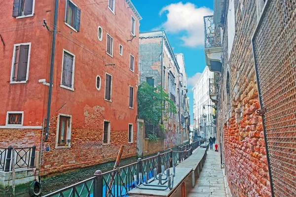 Canal estrecho en Venecia — Foto de Stock