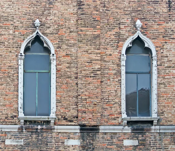 Sóis janelas e parede de tijolo — Fotografia de Stock