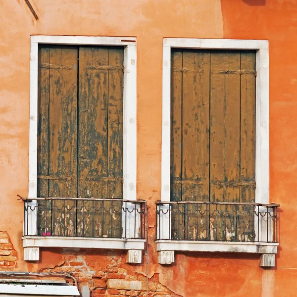 Vieilles fenêtres en bois — Photo